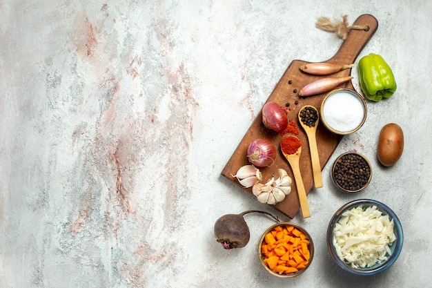 Stół z przygotowanymi składnikami